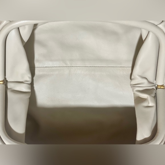 SOLDBottega Veneta Cloud Pouch in Leather - Picture 6 of 8